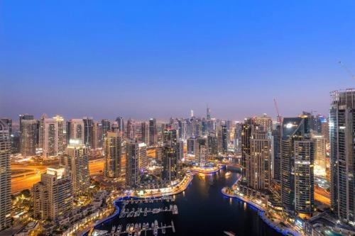 Marina View 1BR Chic Stay in Dubai Vibrant Walk Near Dining & Attractions