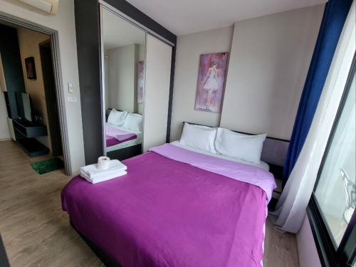 Katil atau katil-katil dalam bilik di The Base condo center of pattaya rooftop swimming pool