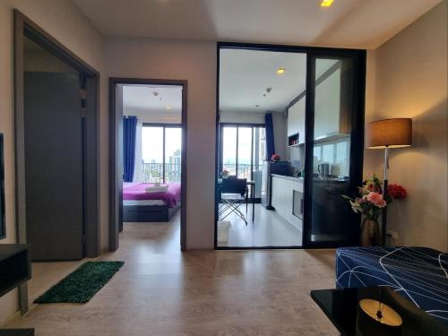 Katil atau katil-katil dalam bilik di The Base condo center of pattaya rooftop swimming pool