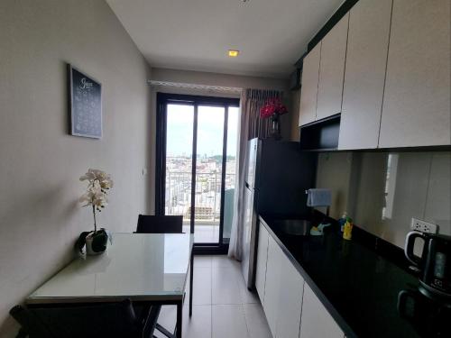 Dapur atau dapur kecil di The Base condo center of pattaya rooftop swimming pool