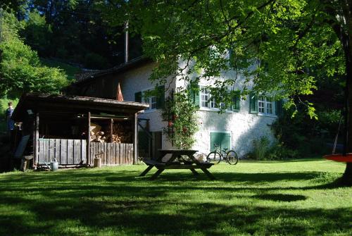 SchwändiにあるBergbauernhaus an Wasserfall und Waldrandの家の前のピクニックテーブル