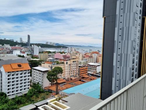Pemandangan umum bagi Pattaya Central atau pemandangan bandar yang diambil dari apartmen