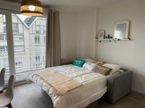 Postel nebo postele na pokoji v ubytování residence prisee 30 m plage