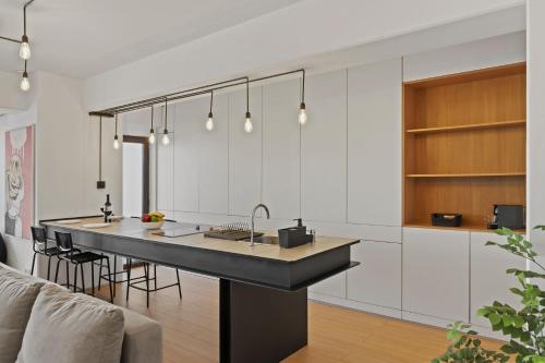 una cocina con una isla en el medio de una habitación en RH Apartment - Opposite Bucharest Mall, Metro, Balcony - RH Living, en Bucarest