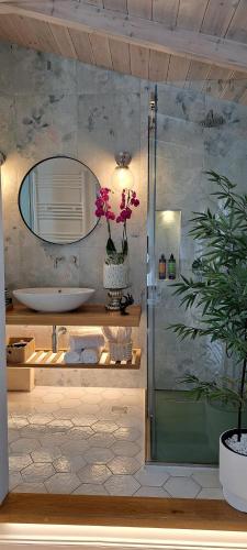 ein Badezimmer mit Waschbecken und Spiegel in der Unterkunft Verani suites Lefkas Town in Lefkada Town