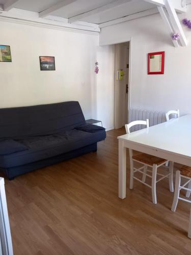 un salon avec un canapé et une table dans l'établissement Villa des Lutins, à Mont-Dore