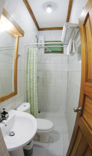 グライドゥにあるIthaa Beachのトイレと洗面台付きのバスルーム