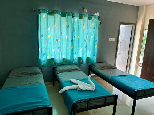 Кровать или кровати в номере Backpacker Hostel