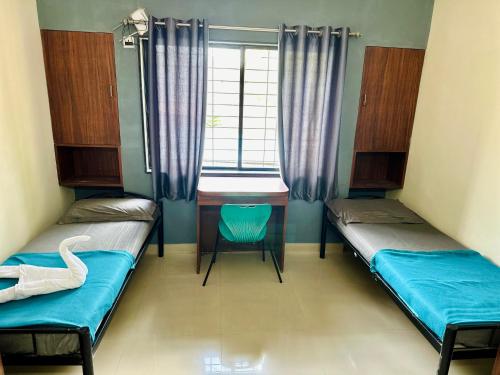 Кровать или кровати в номере Backpacker Hostel