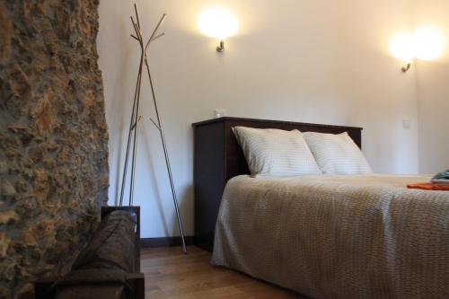 SambadeにあるCasas do Bairrinhoのベッドルーム1室(ベッド1台、枕2つ付)