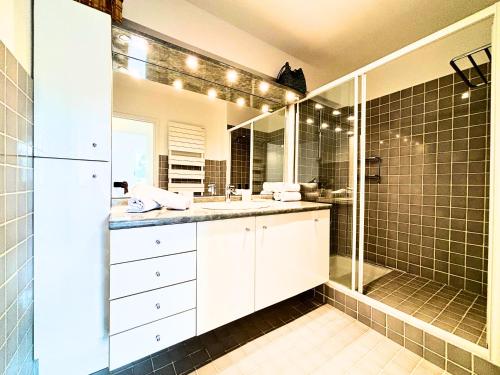 une salle de bain avec un lavabo et une douche dans l'établissement Le St Charles, à Saint-Laurent-du-Var