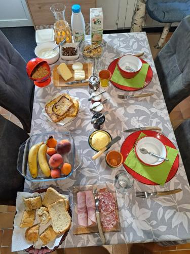 een tafel met veel eten erop bij La Bouletière in Dourbies