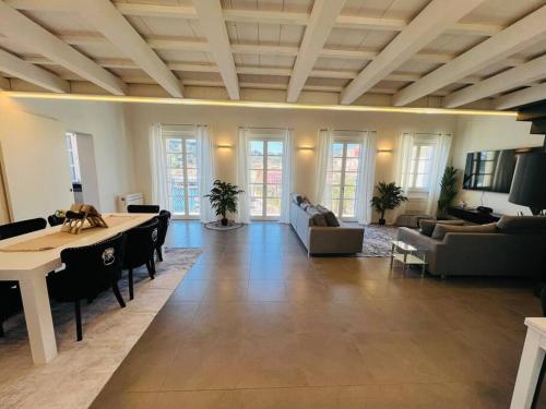 Χώρος καθιστικού στο Luxury Seafront Penthouse
