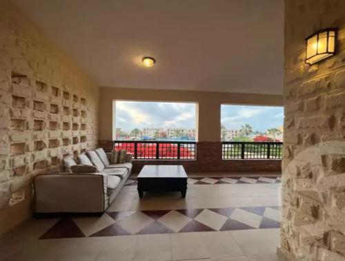 a living room with a couch and a table at مارينا 4 شاليه 3 غرف in Cairo