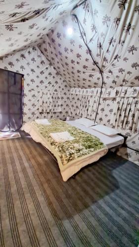 a bedroom with a bed in a tent at Camp Paramount Journeys in Jispa
