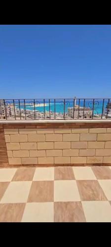 a balcony with a view of the beach and the ocean at رووف ريحانه الليدو in Marsa Matruh