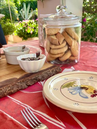 a table with a jar of cookies and a plate at La Beata Giovanna in Mesagne
