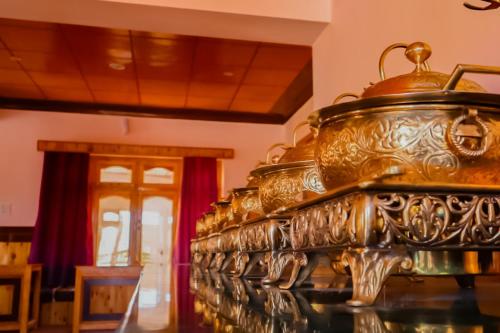 a large copper pot sitting on top of a table at Hotel Thachung in Deskit