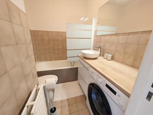 Photo de la galerie de l'établissement Le petit Mimosa, rdc, 3 piscines, proche plages, 15mn Cannes, à Mandelieu-la-Napoule