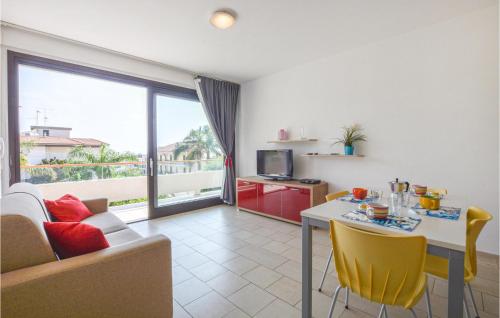 ein Wohnzimmer mit einer Couch und einem Tisch mit Stühlen in der Unterkunft Gorgeous Home In Marina Di Ragusa in Marina di Ragusa