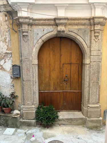 an old wooden door in a stone building at Il Borgo & il Feudo in Badolato
