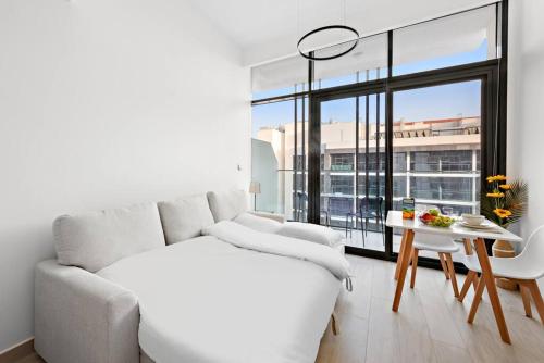 Llit o llits en una habitació de FIRST CLASS Studio Sophisticated Getaway