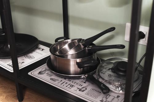 a metal pot sitting on top of a stove at Maison du Mekong in Vigevano