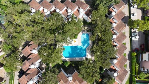 an overhead view of a swimming pool in a group of houses at Holiday Village in Lignano Sabbiadoro
