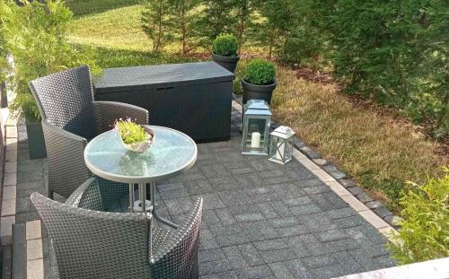 a patio with a table and chairs and a small table with a table at Ferienwohnung Stellberg in Homberg