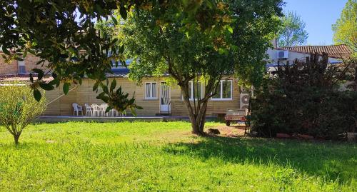 a house with a tree in the yard at Au coeur de l'occitanie in Cuq
