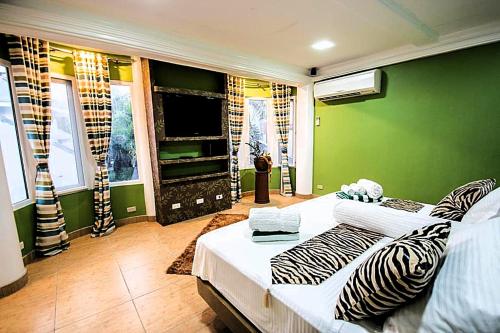 Postel nebo postele na pokoji v ubytování Green Monkey Resort Boracay