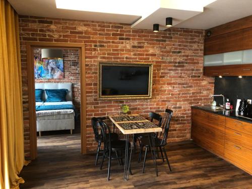Η κουζίνα ή μικρή κουζίνα στο Apartament Willa Port z widokiem na jezioro Premium