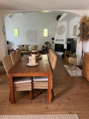 un salon avec une table en bois et un canapé dans l'établissement Le flamant rose, à Ensuès-la-Redonne