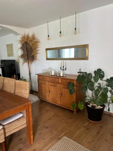 - un salon avec une commode en bois et un miroir dans l'établissement Le flamant rose, à Ensuès-la-Redonne