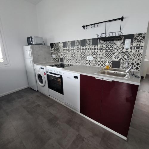 a kitchen with a sink and a washing machine at Ferienhaus Sunshine in der nähe vom Meer, free Parking, Spacious in Áyios Yeóryios