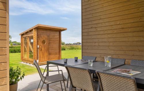 Galería fotográfica de Lovely Home In Væggerløse With Kitchen en Bøtø By