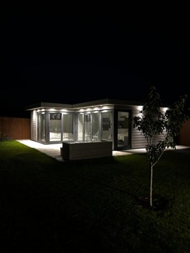 Zahrada ubytování Whispering Waves Guest house, Brighton-8 mins, Guests 4, Beachfront, Free parking, WiFi, Kitchen and AC
