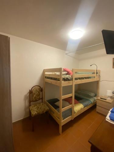 a bunk bed in a room with a lamp at La Casa di Rita in Fogliano