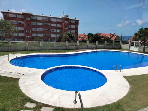 a large blue swimming pool in a yard at O Recuncho de Belén in Baiona
