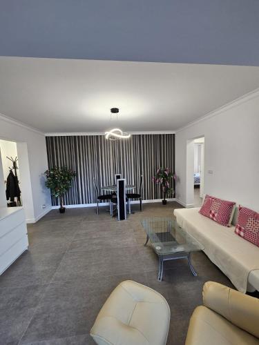 a living room with a couch and a table at Apartament pe malul Mureșului in Arad