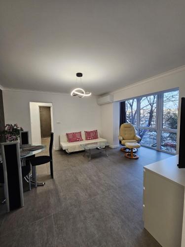 a living room with a couch and a table at Apartament pe malul Mureșului in Arad