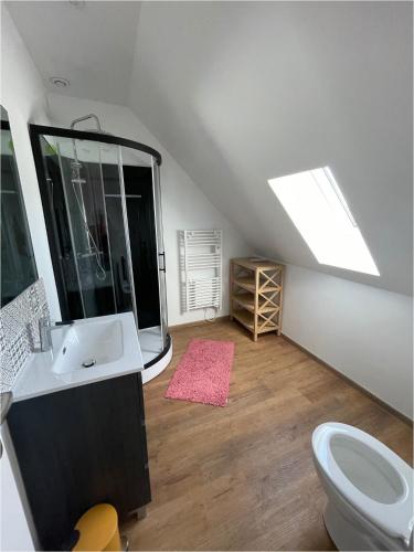une salle de bain avec un lavabo et des toilettes dans l'établissement Maison location saisonniere, à Trouguennour