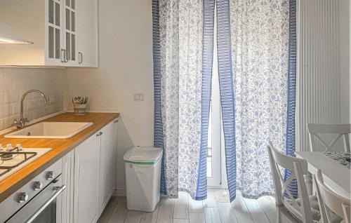 Dapur atau dapur kecil di Cozy Apartment In Taranto With Wifi