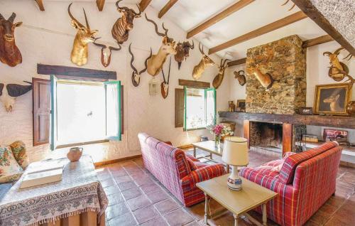 - un salon avec des bois suspendus au mur dans l'établissement Nice Home In Higuera De La Sierra, à Higuera de la Sierra