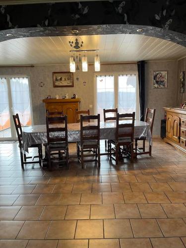 a dining room with a table and chairs at HOME SÉRÉNITÉ in Hazelbourg