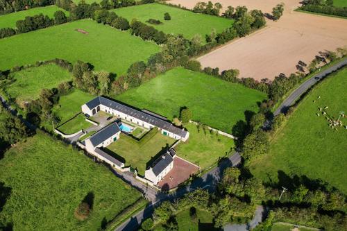 - une vue aérienne sur un grand domaine avec une maison dans l'établissement Le Pressoir de la Vieville, Gite Renoir, à Mandeville-en-Bessin