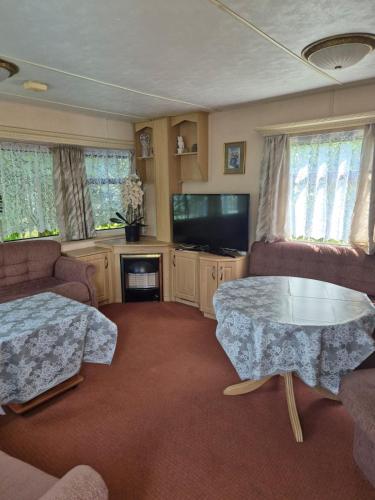a living room with a table and a tv at Abi in Zalewo