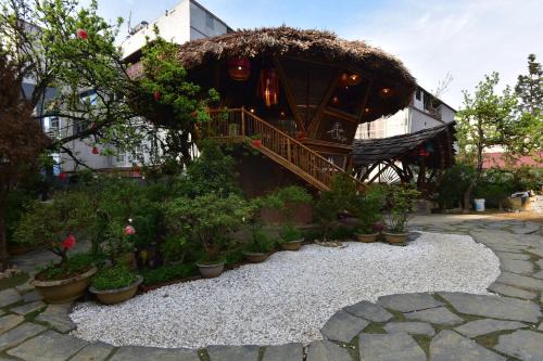 een tuin met een boomhut met een trap bij An's Space Sapa in Lao Cai