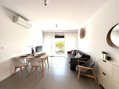 Et tv og/eller underholdning på LUXURY APT with SEAVIEW ROOF NEAR THE BEACH