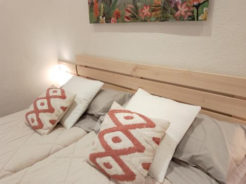 un letto con cuscini bianchi e coperte rosse e bianche di Centro de Bilbao, amplio, ascensor a Bilbao